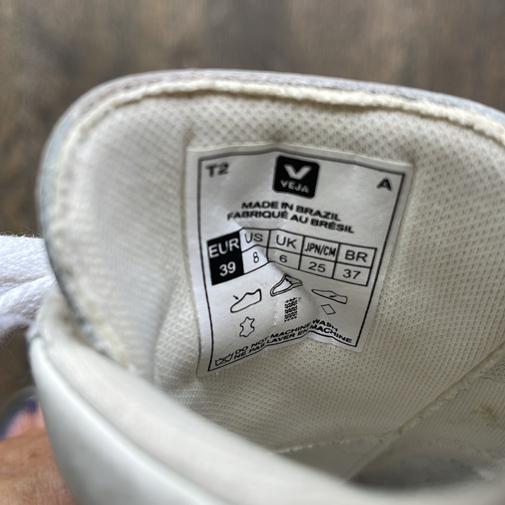 Veja V-12 Leather Sneaker - Picture 7 of 7
